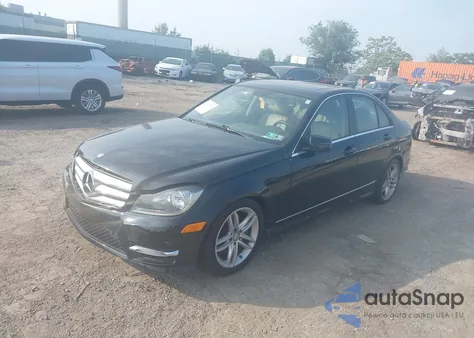 2013 Mercedes-Benz C 300 Luxury 4Matic/Sport 4Matic z USA, uszkodzony, nr VIN WDDGF8AB7DR287761